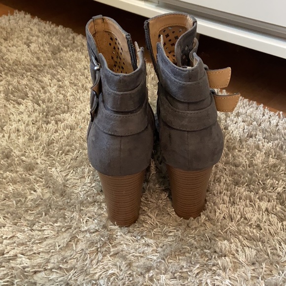 Grey heels - Picture 3 of 3